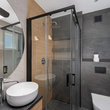 Topolowa Modern By Bookinghost