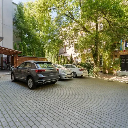 Topolowa Modern By Bookinghost