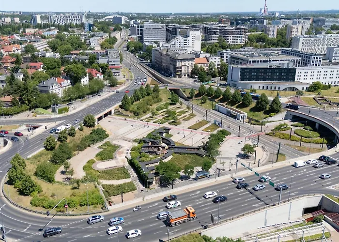 Topolowa Modern By Bookinghost