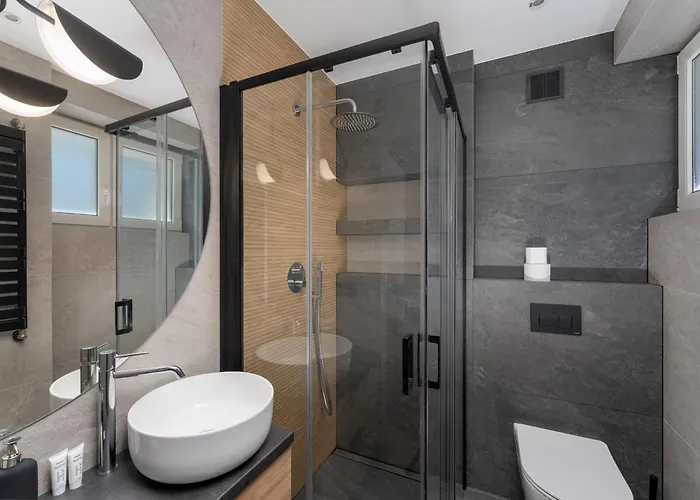 Topolowa Modern By Bookinghost